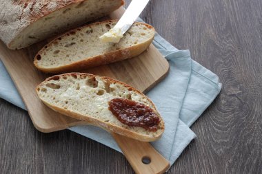 Ev yapımı buğday ekmeği tereyağı ve reçel ile