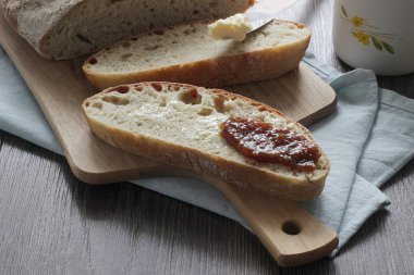 Ev yapımı buğday ekmeği tereyağı ve reçel ile