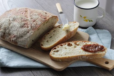 Ev yapımı buğday ekmeği tereyağı ve reçel ile