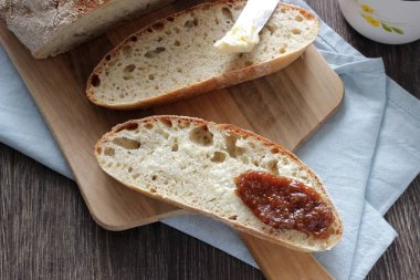 Ev yapımı buğday ekmeği tereyağı ve reçel ile