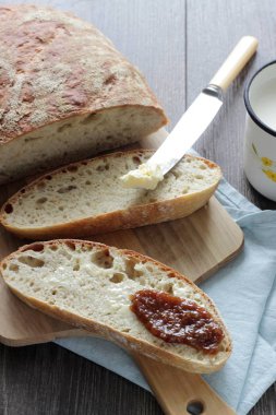 Ev yapımı buğday ekmeği tereyağı ve reçel ile