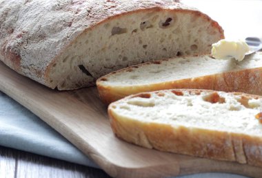 Ev yapımı buğday ekmeği tereyağı ve reçel ile