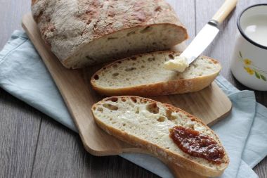 Ev yapımı buğday ekmeği tereyağı ve reçel ile