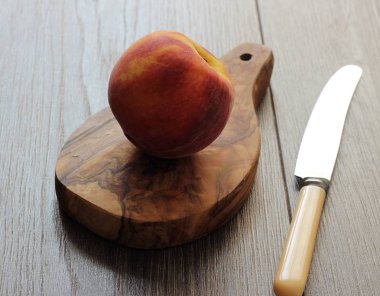 Rustik ahşap masa üzerinde taze şeftali