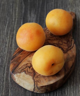 Olgun kayısı rustik ahşap bir masa üzerinde. Yazıt için bir yer