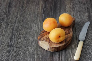 Olgun kayısı rustik ahşap bir masa üzerinde. Yazıt için bir yer