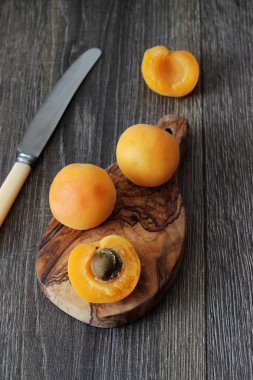 Olgun kayısı rustik ahşap bir masa üzerinde. Yazıt için bir yer