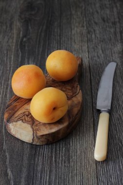 Olgun kayısı rustik ahşap bir masa üzerinde. Yazıt için bir yer