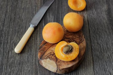 Olgun kayısı rustik ahşap bir masa üzerinde. Yazıt için bir yer