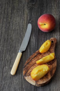 Rustik ahşap masa üzerinde taze şeftali