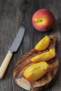 Rustik ahşap masa üzerinde taze şeftali