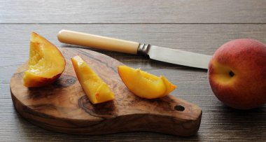 Rustik ahşap masa üzerinde taze şeftali