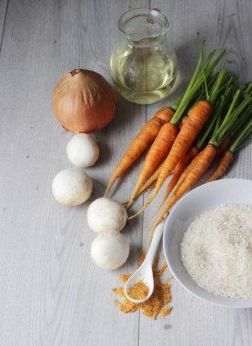 Malzemeler: pirinç, mantar, havuç ve soğan gri arka plan üzerinde. Kopya alanı