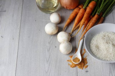 Malzemeler: pirinç, mantar, havuç ve soğan gri arka plan üzerinde. Kopya alanı