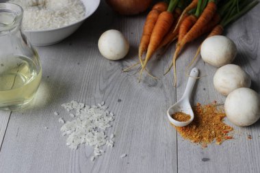 Malzemeler: pirinç, mantar, havuç ve soğan gri arka plan üzerinde. Kopya alanı