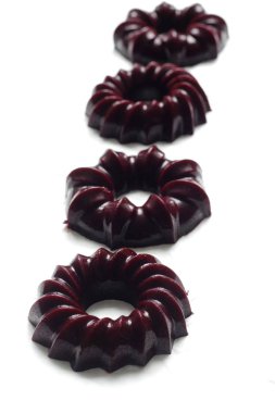 Beyaz arka plan üzerinde izole Siyah frenk üzümü, gelen lezzetli ev yapımı reçel.