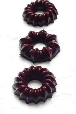 Beyaz arka plan üzerinde izole Siyah frenk üzümü, gelen lezzetli ev yapımı reçel.