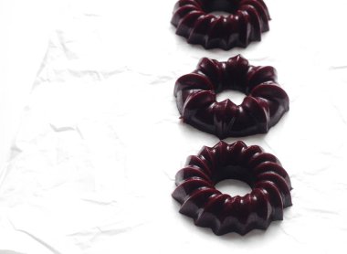 Beyaz arka plan üzerinde izole Siyah frenk üzümü, gelen lezzetli ev yapımı reçel.