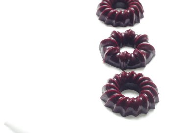 Beyaz arka plan üzerinde izole Siyah frenk üzümü, gelen lezzetli ev yapımı reçel.