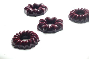 Beyaz arka plan üzerinde izole Siyah frenk üzümü, gelen lezzetli ev yapımı reçel.