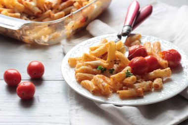 Kiraz domates, kabak ve bir tabak peynirli makarna penne. 