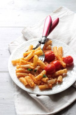 Kiraz domates, kabak ve bir tabak peynirli makarna penne. 