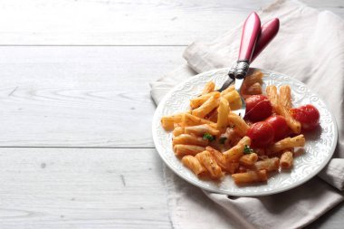 Kiraz domates, kabak ve bir tabak peynirli makarna penne. 