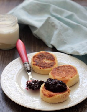 Süzme peynir tabakta reçelli krep. Syrniki. Geleneksel Rus Mutfağı