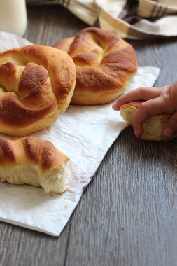 Ahşap masa üzerinde süt şişesiyle taze lezzetli ekmek.