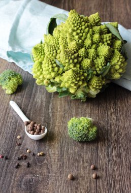 Sağlıklı beslenme ve yemek malzemeleri konsepti. Mutfak masasında bir sürü yeşil sebze