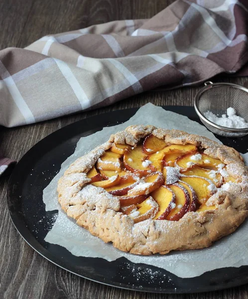 Ev yapımı rustik Galette'ye Şeftalilerin. Tepeye bir tereyağlı kabuk ve tatlı meyve doldurma.