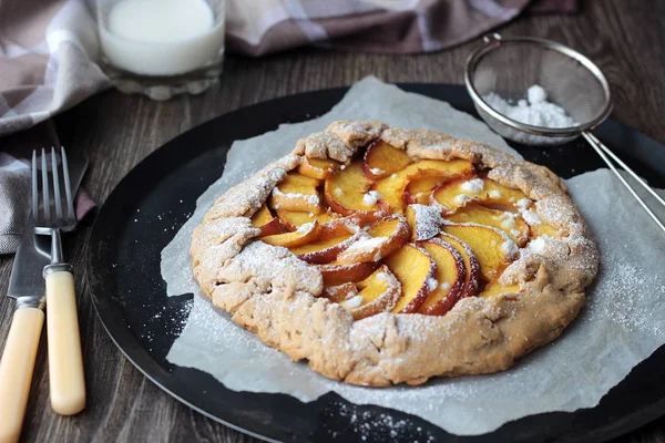 Ev yapımı rustik Galette'ye Şeftalilerin. Tepeye bir tereyağlı kabuk ve tatlı meyve doldurma.