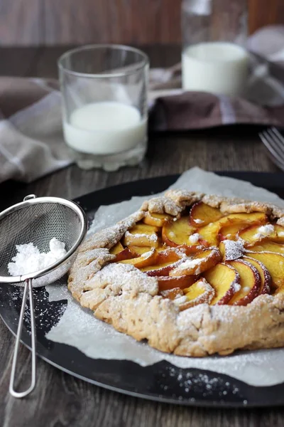Ev yapımı rustik Galette'ye Şeftalilerin. Tepeye bir tereyağlı kabuk ve tatlı meyve doldurma.
