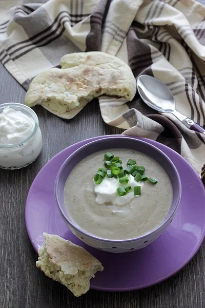 Sopa Creme Cogumelos Com Cebola Verde Creme Sobre Fundo Madeira — Fotografia de Stock