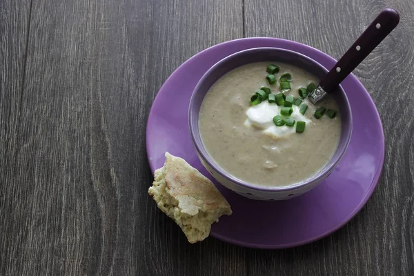 Sopa Creme Cogumelos Com Cebola Verde Creme Sobre Fundo Madeira — Fotografia de Stock