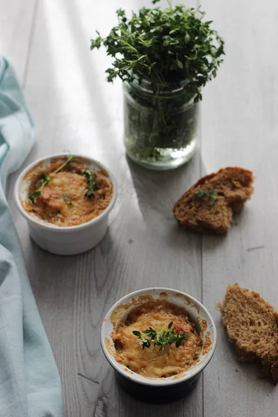 Julienne petrol, pırasa, porselen seramik formlar bir ahşap tahta üzerinde beyaz peynir ile