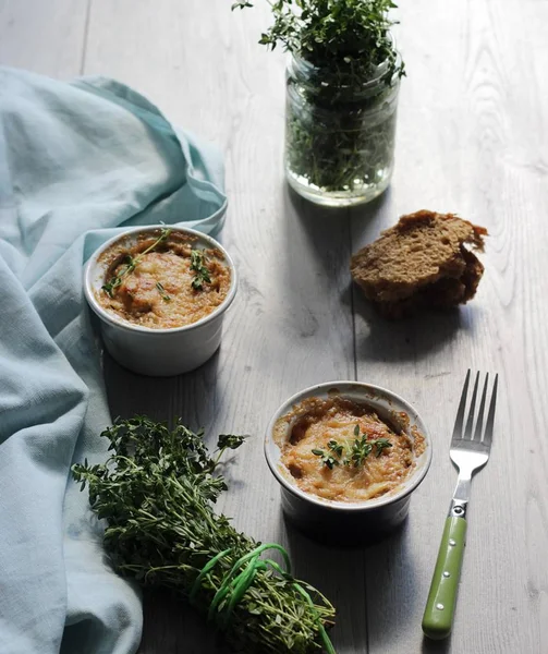 Julienne petrol, pırasa, porselen seramik formlar bir ahşap tahta üzerinde beyaz peynir ile