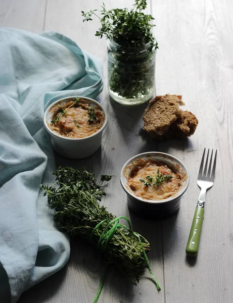 Julienne petrol, pırasa, porselen seramik formlar bir ahşap tahta üzerinde beyaz peynir ile