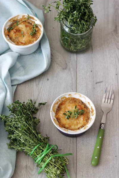 Julienne petrol, pırasa, porselen seramik formlar bir ahşap tahta üzerinde beyaz peynir ile