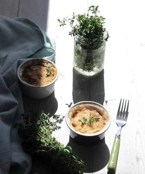 Julienne petrol, pırasa, porselen seramik formlar bir ahşap tahta üzerinde beyaz peynir ile