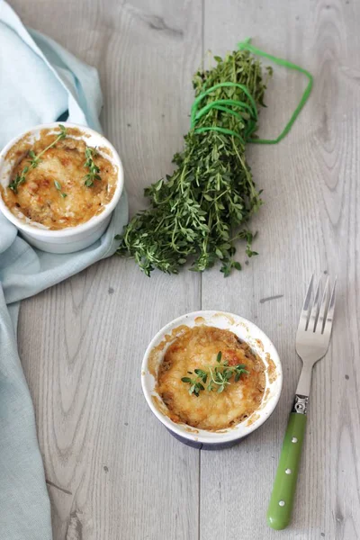 Julienne petrol, pırasa, porselen seramik formlar bir ahşap tahta üzerinde beyaz peynir ile