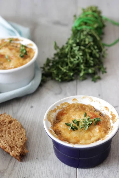 Julienne petrol, pırasa, porselen seramik formlar bir ahşap tahta üzerinde beyaz peynir ile