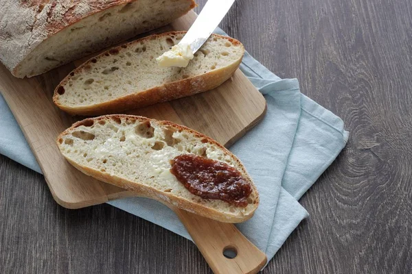 Ev yapımı buğday ekmeği tereyağı ve reçel ile