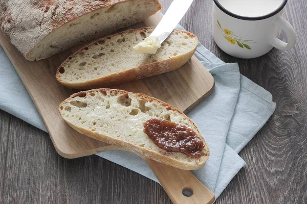 Ev yapımı buğday ekmeği tereyağı ve reçel ile