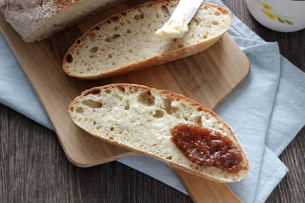 Ev yapımı buğday ekmeği tereyağı ve reçel ile