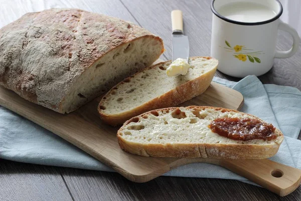 Ev yapımı buğday ekmeği tereyağı ve reçel ile