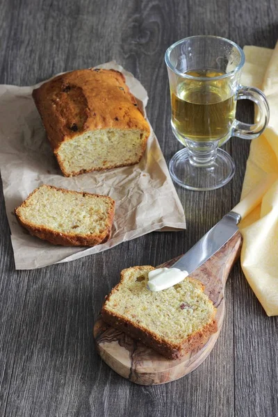 Muz ekmek somun ahşap zemin üzerine üzümlü