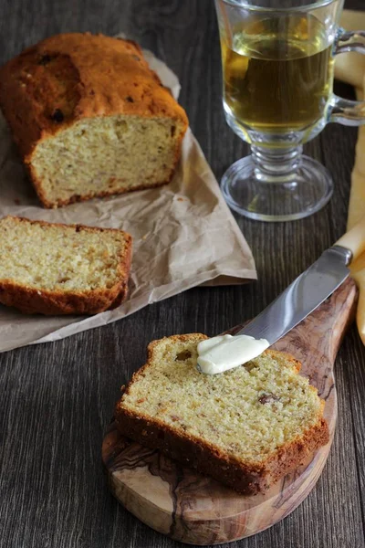 Muz ekmek somun ahşap zemin üzerine üzümlü