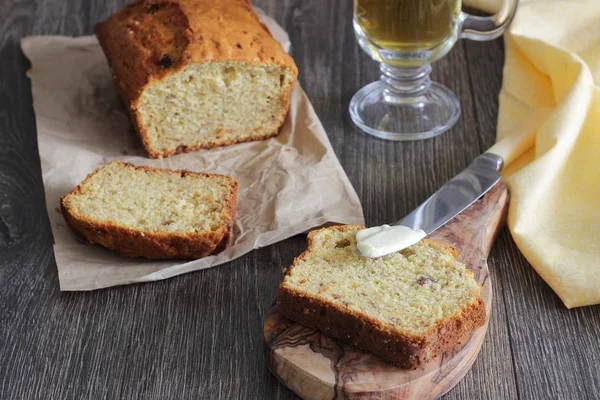 Muz ekmek somun ahşap zemin üzerine üzümlü