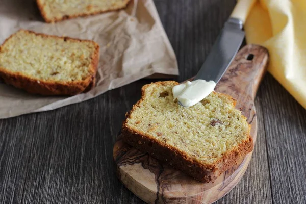 Muz ekmek somun ahşap zemin üzerine üzümlü